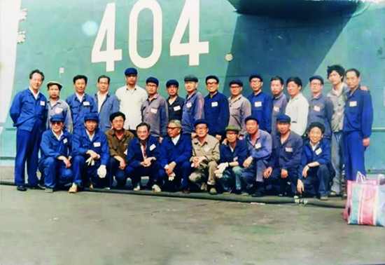 黃旭華（后排左一）同參與深潛試驗的科研人員合影.jpg